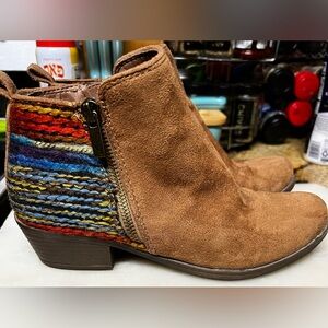 Sonoma Brown Ankle Boots with Suede Material and multicolor yarn. Size 6.5 med